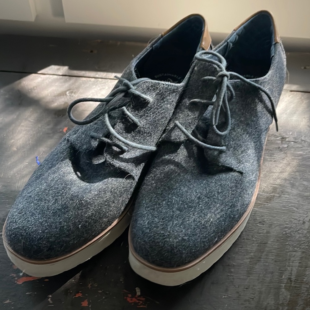 Dr Scholles gray wool Oxford style lace ups with tan accents and white wedge